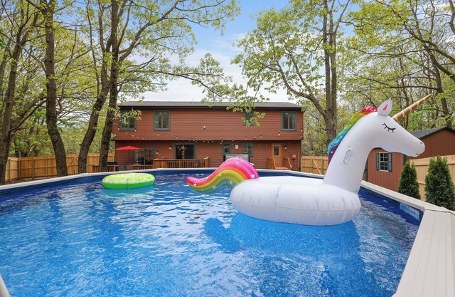 Private POOL Hot Tub Fully Fenced Backyard Fire Pit Games