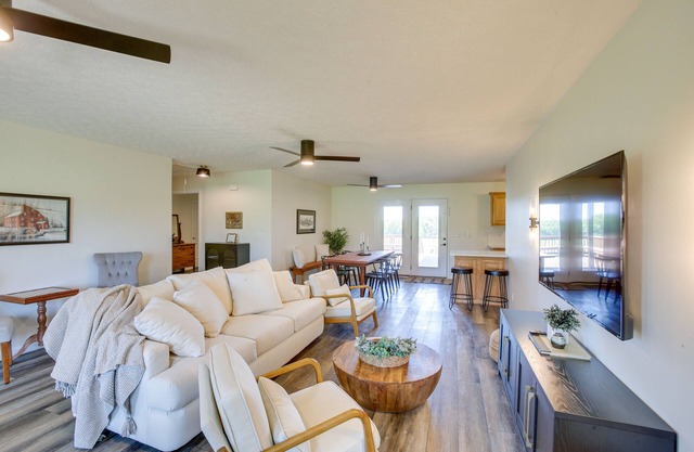Private Pool & Hot Tub: Expansive Cedar Hill Home