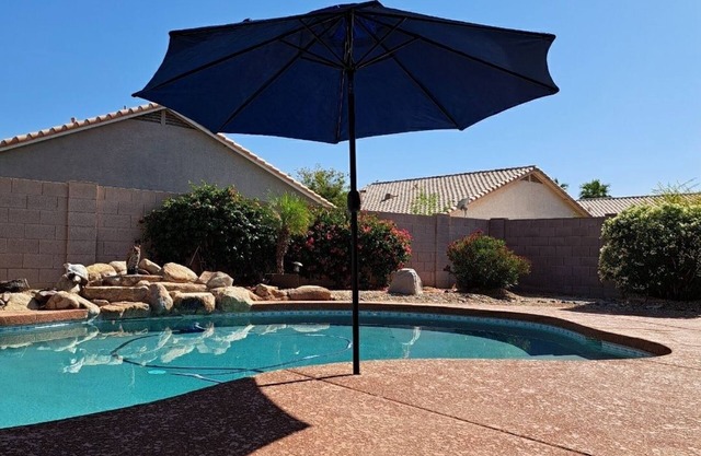 Private pool, pet ok,spacious home , 3bd/3ba , golf and hiking nearby!3 nt min.
