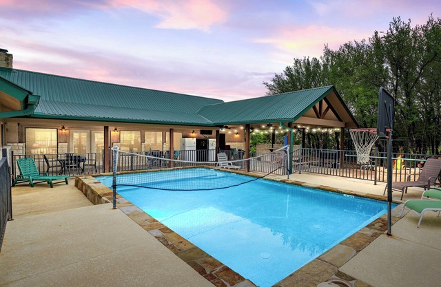 Private pool, pickleball court, single story home, less than 5-minute drive to THE Frio River
