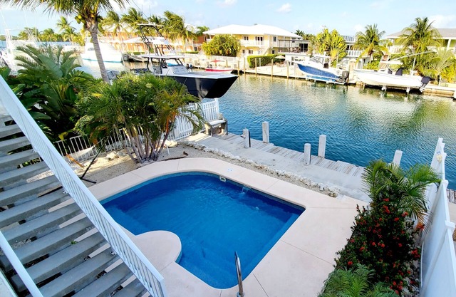 Private pool, sleeps 7, 5min access to Ocean, 37.5ft dock, shelter bay view.