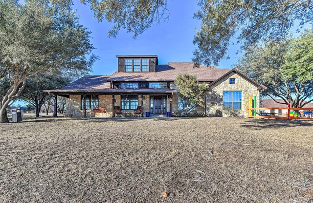 Private Pool: Spacious & Vibrant Argyle Villa!