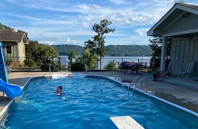 PRIVATE POOL/View/Guntersville/On Prestigious Buck Island 3BR/2BA.
