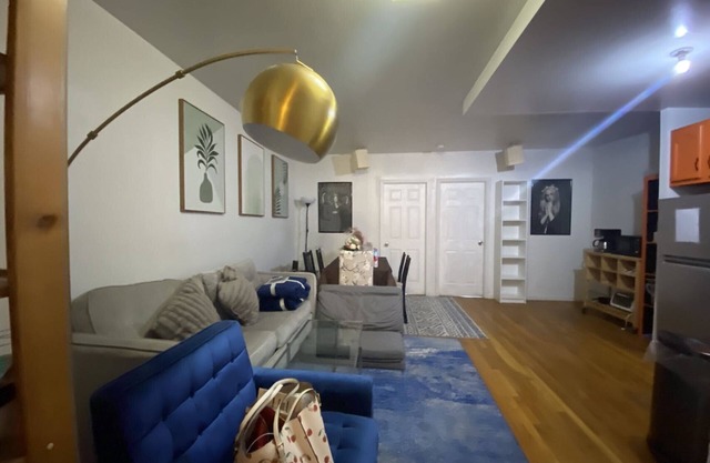 Private Queen Bed Room with Shared Bathroom/1 minutes to train station.