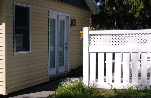 Private, quiet, cozy, 2 miles from lake village.