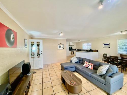 Private Relaxing City Retreat & Garage - Sleeps 6