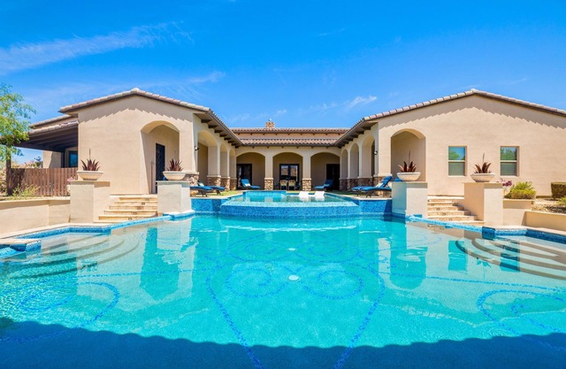 Private Resort Feel – Two Pools and Total Comfort - With Five Ensuite Bathrooms