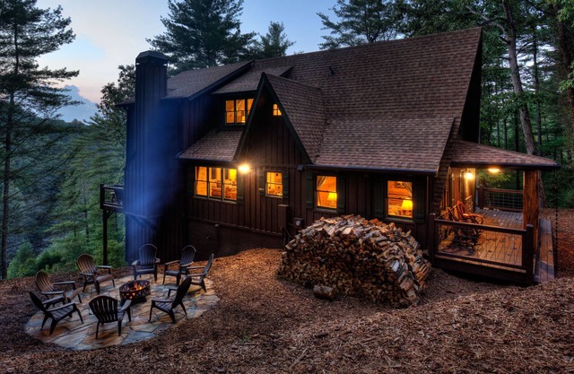 Private River Cabin with Playground, Fishing, Mountain View, Hot tub