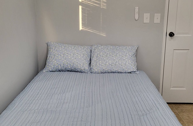 Private Room w Pvt Bathroom near public transportation to NJ&NYC attractions