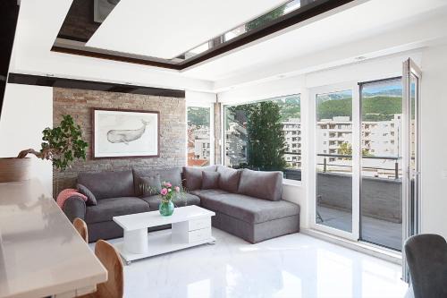 Private roof-top terrace modern 3-bedroom apt