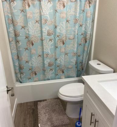 Private room. 5 mins from Freemont. 10 mins from strip