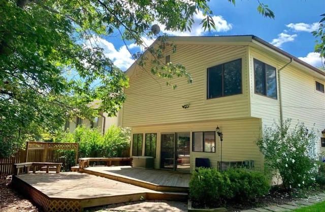 Private room&bath in shared SFH/ 10 mins to Shadygrove metro