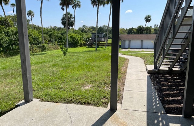 Private room with private entrance, kitchenette, shared pool in New Port Richey