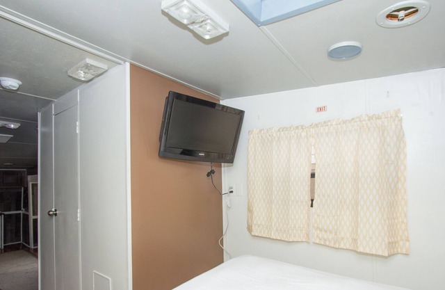 Private RV Home Near Beach & Weeki Wachee Mermaids
