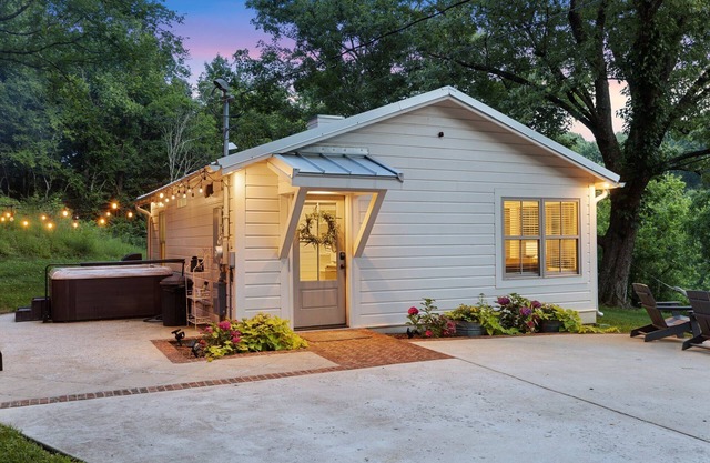 *PRIVATE*Sanitized Cottage w/HOT TUB *1 acre*sleeps 4