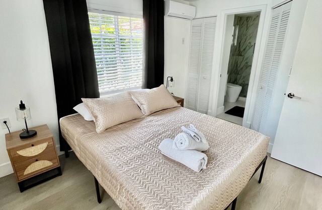Private smoke free cottage in Coral Gables free parking WiFi washer & dryer