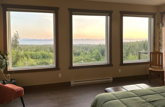 Private spacious suite w/stunning ocean views, large deck, close to beach