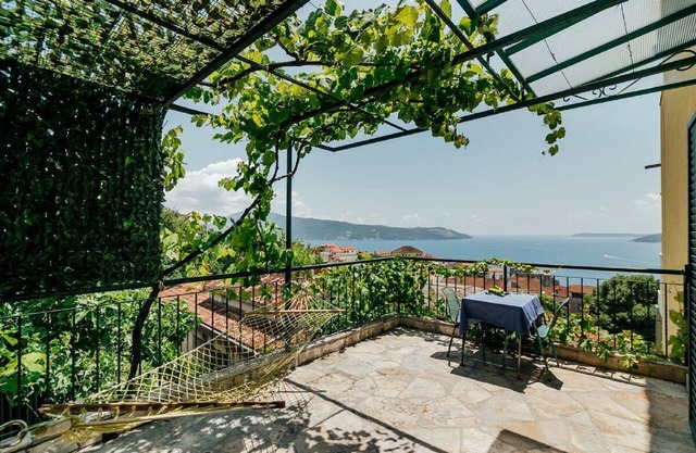 PRIVATE, SPACIOUS, FABULOUS LOCATION AND VIEWS, 10 minute walk to beaches