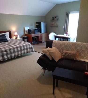 Private, Spacious Studio Apartment, Bath, Quiet