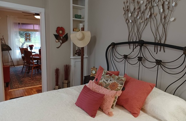 Private Suite at Sisley Inn-10 Minutes to Downtown!