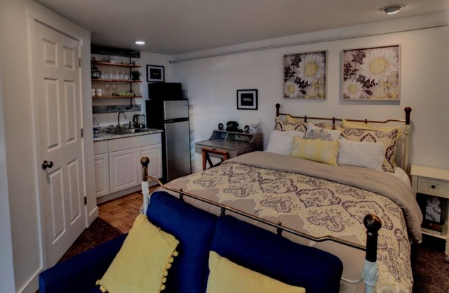 Private Suite in charming Olde Towne. Walking distance to everything fun in town