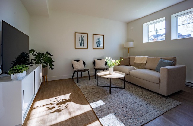 Private Suite King Bed Free Parking 270 Mbps Internet Netflix Quiet
