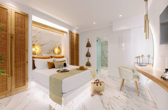 Private Suite with Outdoor Hot Tub 20 meters from the beach