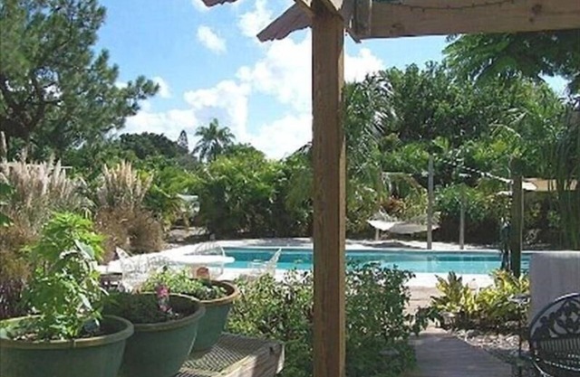 Private tropical paradise 155 5 ⭐️ reviews. No cleaning, pet fees. Clothing opt.