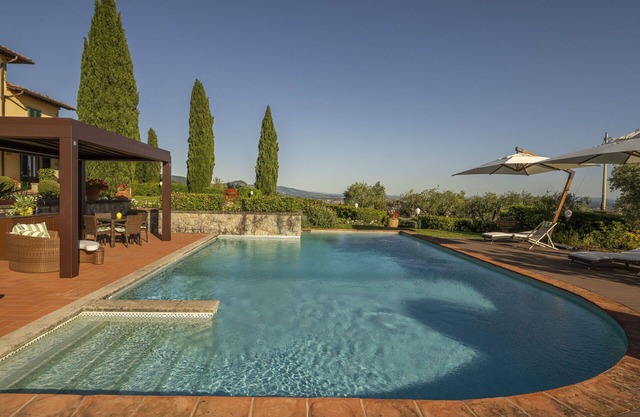 Private Villa with hot tub, private pool, sauna, WIFI, A/C, TV, patio, panoramic view, parking