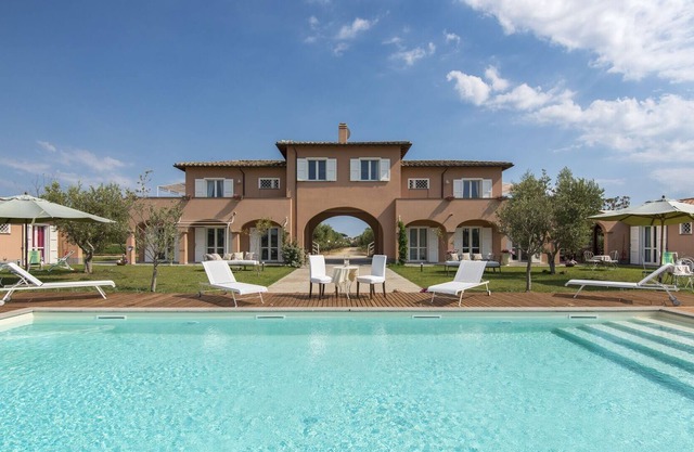 Private Villa with WIFI, A/C, private pool, TV, patio, panoramic view, close to Civitavecchia