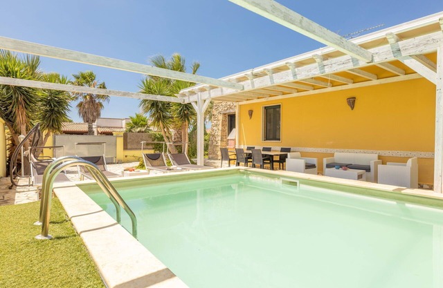Private Villa with A/C, WIFI, private pool, TV, panoramic view, parking, close to Gallipoli