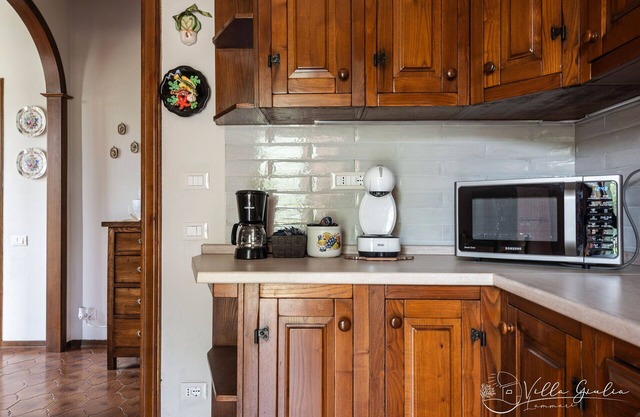 Private Villa with A/C, private pool, WIFI, TV, veranda, pets allowed, parking, close to Lucca