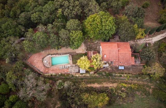 Private Villa with A/C, private pool, WIFI, TV, patio, panoramic view, parking, close to Arezzo