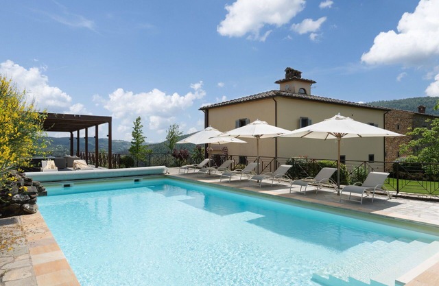 Private Villa with A/C, private pool, hot tub, WIFI, TV, patio, panoramic view, close to Arezzo