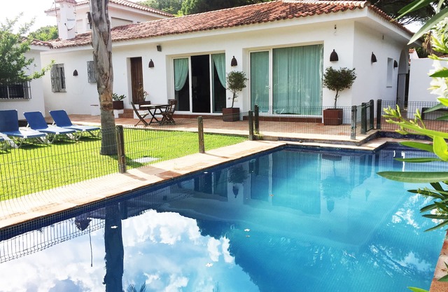 Private villa with pool in Roche, near the beach, Sleeps 12 people