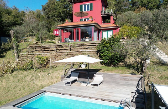 Private Villa with WIFI, private pool, TV, patio, panoramic view, parking, close to La Spezia