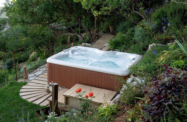 Private Villa with WIFI, A/C, hot tub, sauna, balcony, panoramic view, close to Forte Dei Marmi