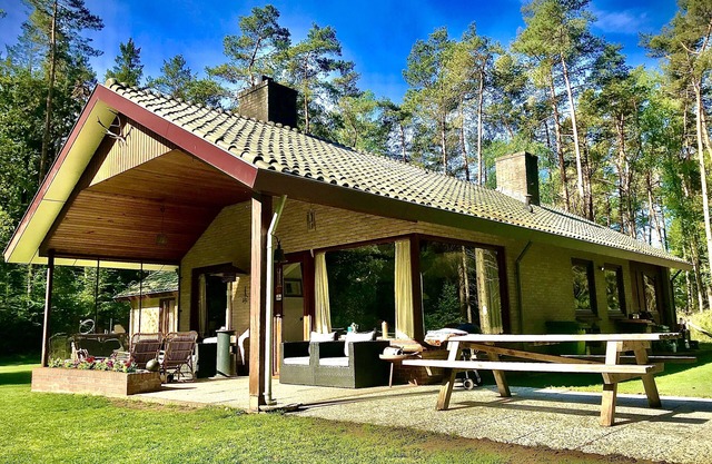 Privately situated bungalow with tennis court in the middle of the Veluwe forest