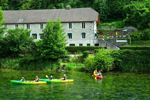 Privatisez un ancien hôtel Gîte de groupe La Truite d Or au bord de la rivière