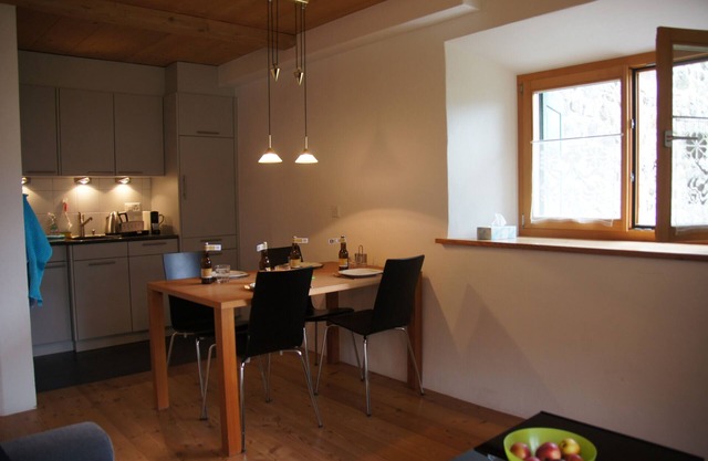 Pro La Tour Pitschna: Modern 2.5-room flat in Ardez next to the historic residential tower from the 13th century.