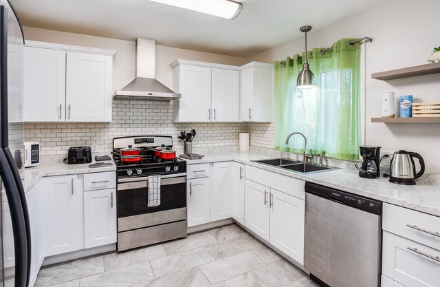 PROMO 5% WEEKLY/10% MONTHLY DISCOUNT Modern & Quiet Suburban Ranch.