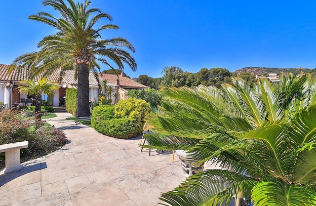 Provençal-style cottage for 3 persons, terrace, garden, sea view, BBQ grill