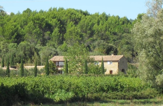 provencal farmhouse in nature and vineyards with a garden of 5000m