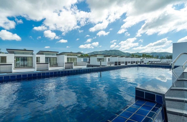 Provides with modern furnitures and private pool under Banyan Tree brand.