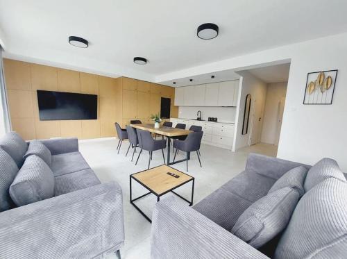 Przestronny apartament, ogródek, bezpłatne miejsca postojowe w garażu, AWG APARTMENTS