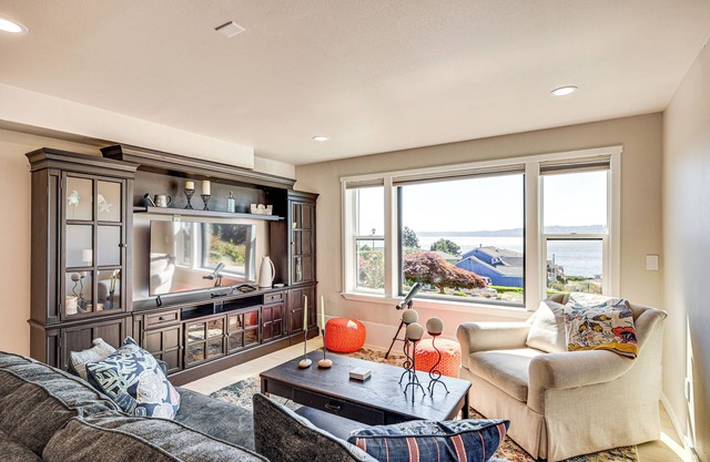 Puget Sound Views: Des Moines Apt w/Patio