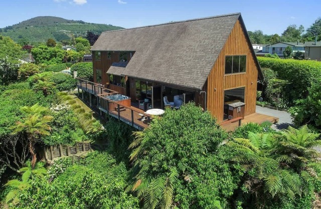 Pukeko Landing | Stunning Lake Views with Spa Pool