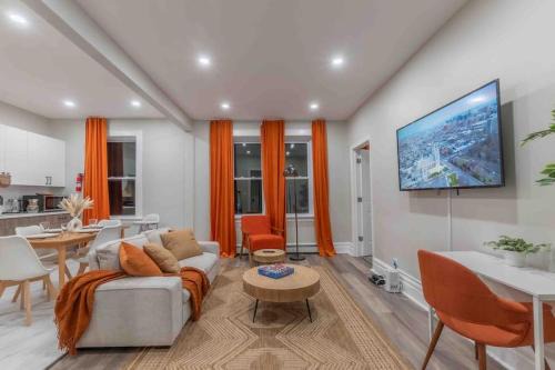 Pumpkin Premise by Airport, 5 beds, Sleeps 8, Book 7 days, Get 20 Percent OFF