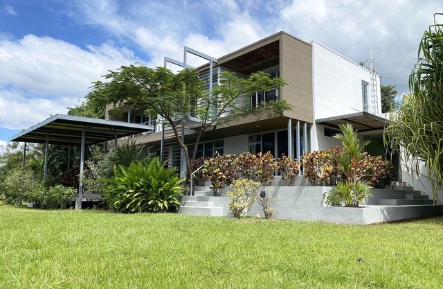 Pura Vida Luxury Villa W/King, Hotub, Pool, Yoga Platform Minutes from Beach