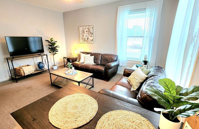 QU Hawks Nest with parking and Wi-Fi W/D SmartTV